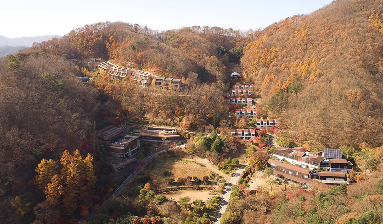산자락에 자리한 힐리언스 선마을 전경